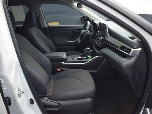 Used 2024 Toyota Highlander LE image 10