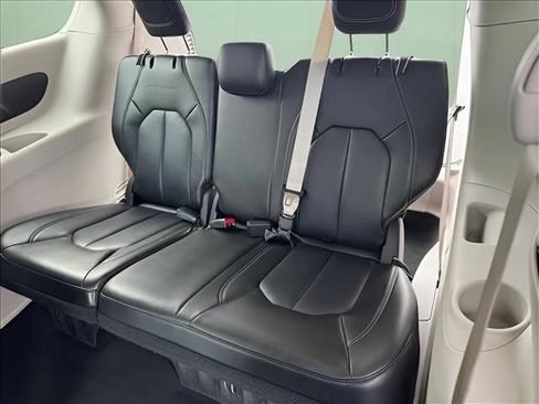 Used 2023 Chrysler Pacifica Touring-L FWD image 12