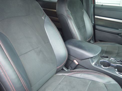 Used 2018 Ford Explorer XLT w/ Equipment Group 202A FWD image 21