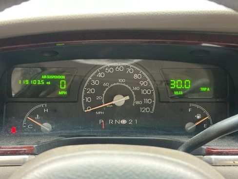 Used 2004 Lincoln Town Car Signature RWD image 9