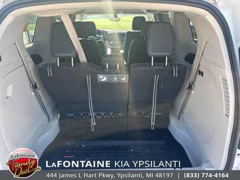 Used 2017 Chrysler Pacifica Touring-L FWD image 11