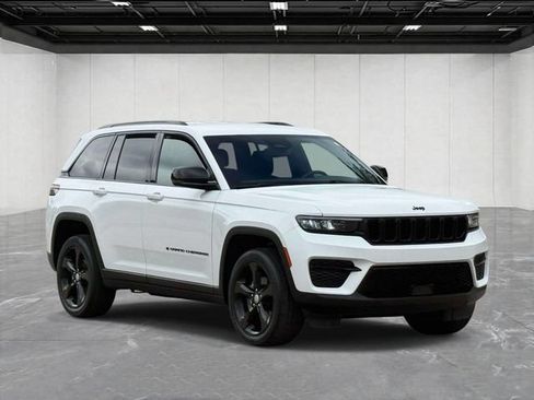 Used 2023 Jeep Grand Cherokee Altitude AWD/4WD image 7