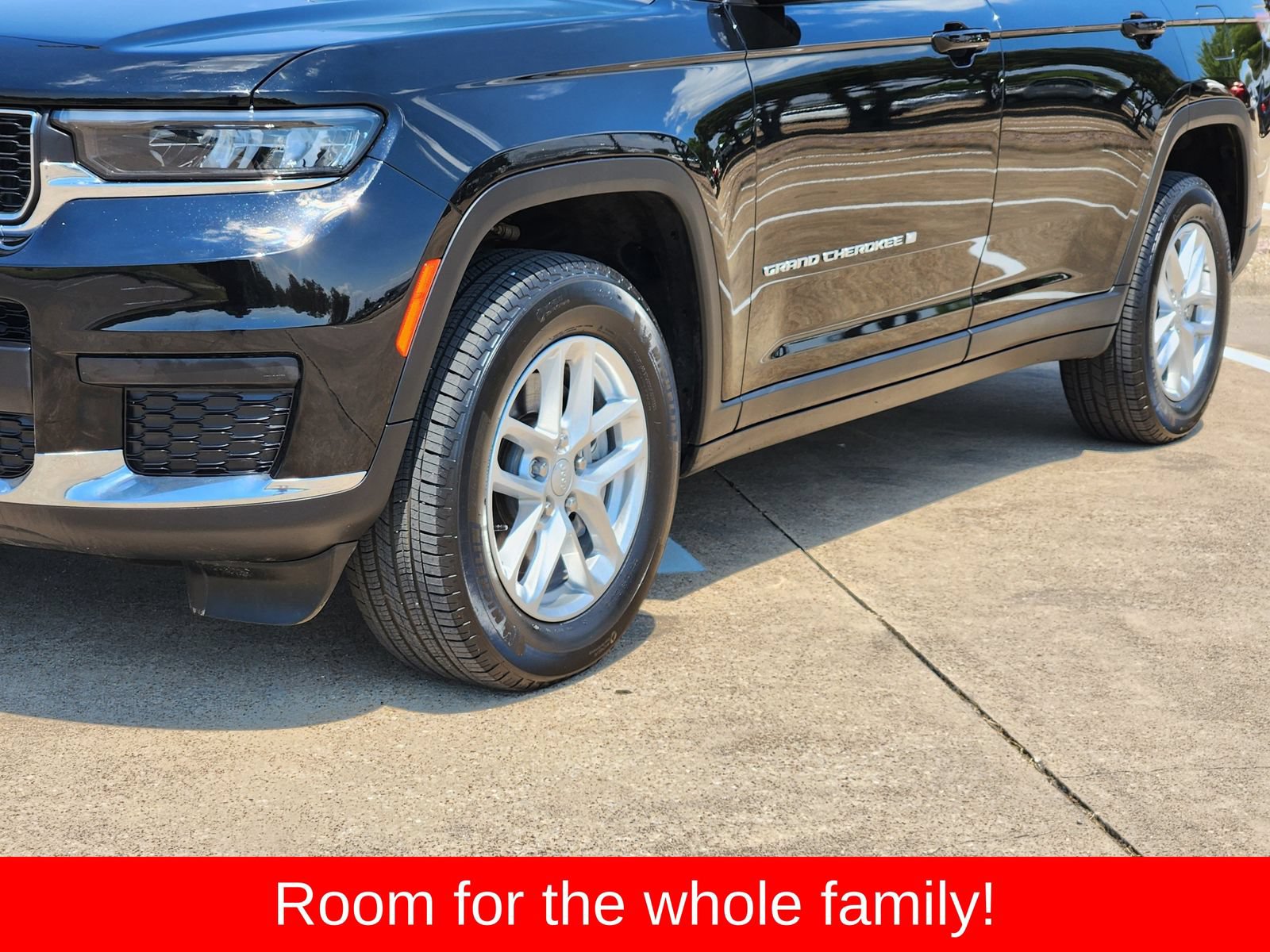 Used 2025 Jeep Grand Cherokee L Laredo RWD image 12