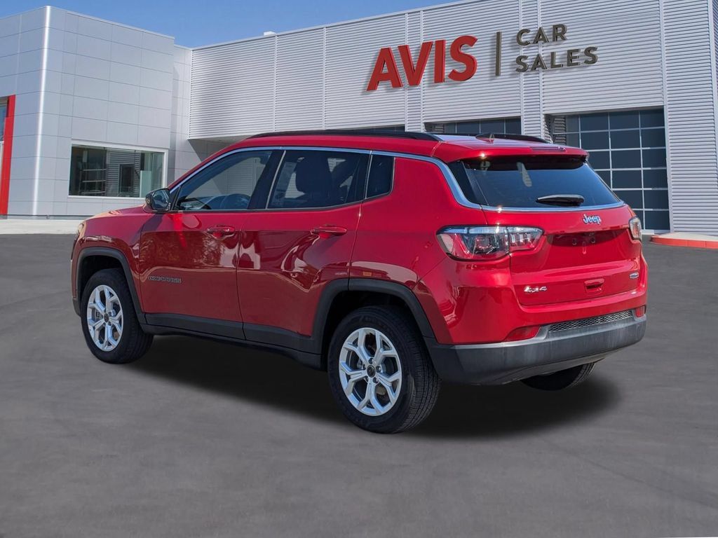 Used 2025 Jeep Compass Latitude w/ Sun & Sound Group AWD/4WD image 9