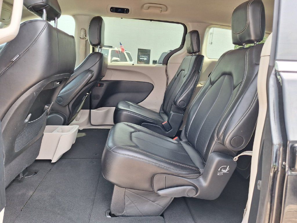 Used 2024 Chrysler Pacifica Touring-L FWD image 13