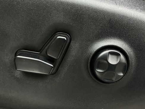 Used 2020 Chrysler Pacifica Touring w/ Advanced Safetytec Group FWD image 39