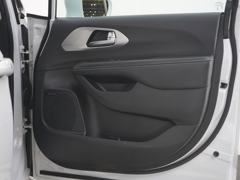 Used 2022 Chrysler Pacifica Limited w/ S Appearance Package image 10