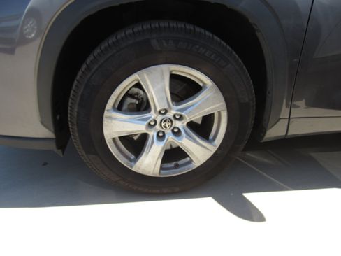 Used 2023 Toyota Highlander LE FWD image 5