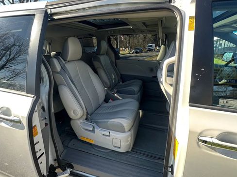 Used 2013 Toyota Sienna Limited w/ Premium Pkg image 31