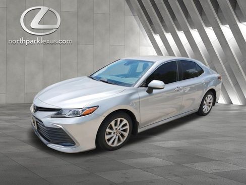 Used 2022 Toyota Camry LE FWD image 3