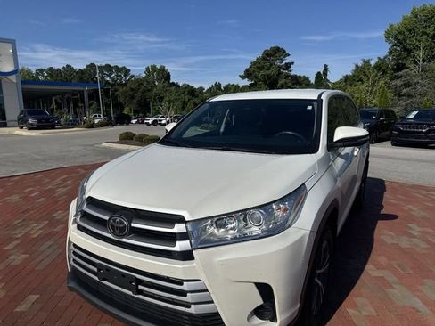 Used 2018 Toyota Highlander LE FWD image 25