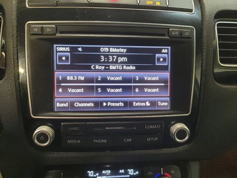 Used 2016 Volkswagen Touareg Sport image 25