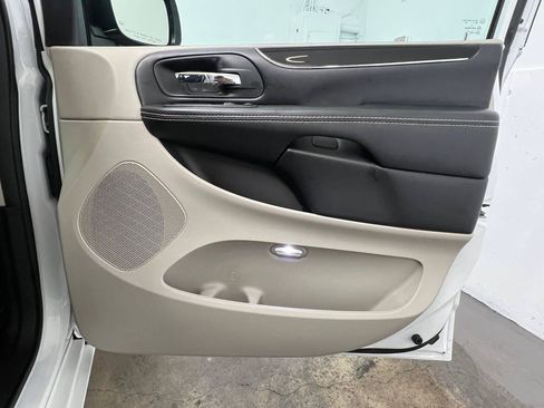 Used 2019 Dodge Grand Caravan SXT FWD image 11