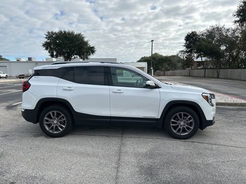 Used 2023 GMC Terrain SLT image 2