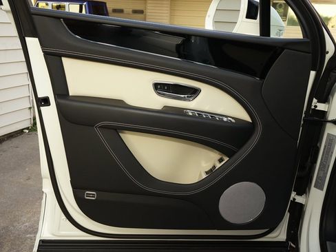 Used 2023 Bentley Bentayga Plug-In Hybrid image 26