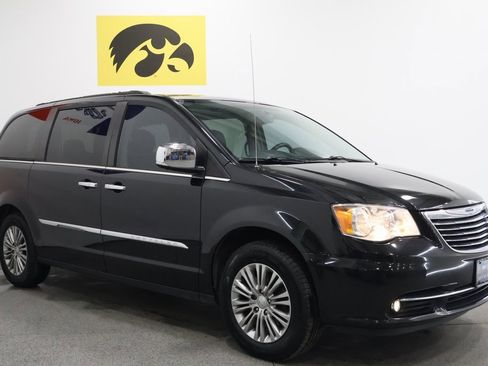 Used 2016 Chrysler Town & Country Touring-L image 6