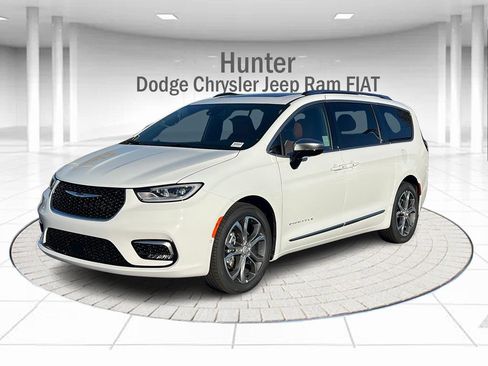 New 2026 Chrysler Pacifica Pinnacle w/ Trailer Tow Group FWD image 1