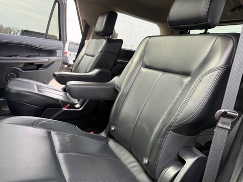 Used 2022 Ford Expedition XLT image 18