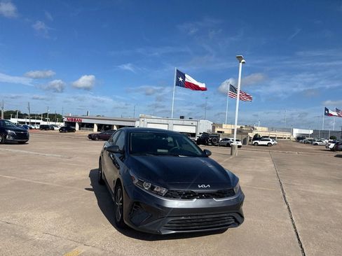 Used 2023 Kia Forte LXS FWD image 3