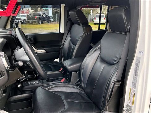 Used 2015 Jeep Wrangler Unlimited Sahara w/ Connectivity Group image 9