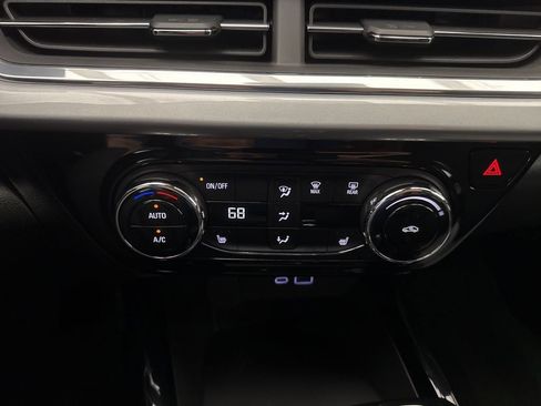 Used 2025 Chevrolet Trax LT w/ LT Convenience Package FWD image 24