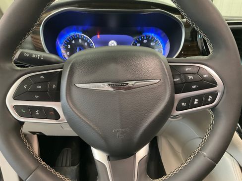 Used 2022 Chrysler Pacifica Limited AWD/4WD image 14