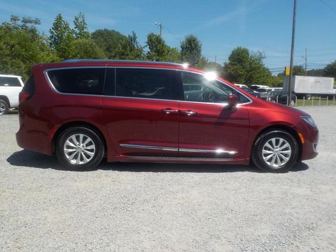 Used 2018 Chrysler Pacifica Touring-L image 6
