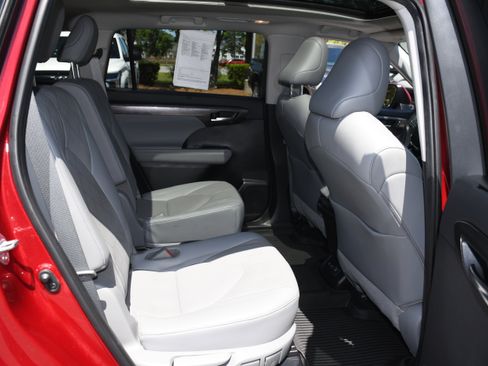 Used 2021 Toyota Highlander Platinum image 21