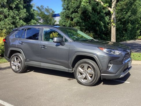 Used 2020 Toyota RAV4 Limited w/ Carpet Mat Package AWD/4WD image 7