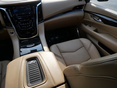 Used 2018 Cadillac Escalade Platinum AWD/4WD image 11