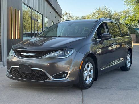Used 2017 Chrysler Pacifica Touring-L Plus FWD image 2