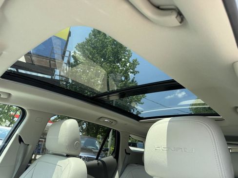 Used 2020 GMC Terrain Denali w/ Denali Premium Package AWD/4WD image 5
