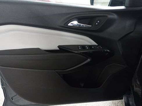 Used 2025 Chevrolet Trax LT FWD image 9