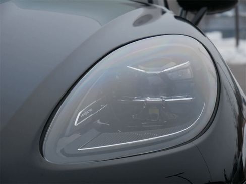 Used 2025 Porsche Macan image 6