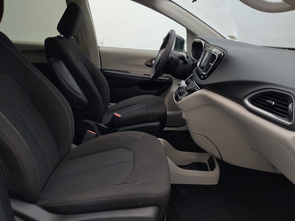 Used 2022 Chrysler Voyager LX FWD image 21