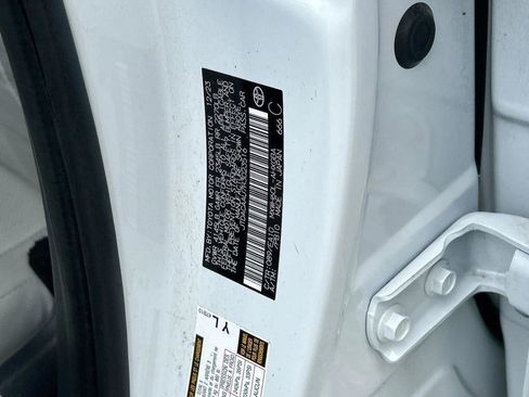 Used 2024 Toyota Prius XLE FWD image 39