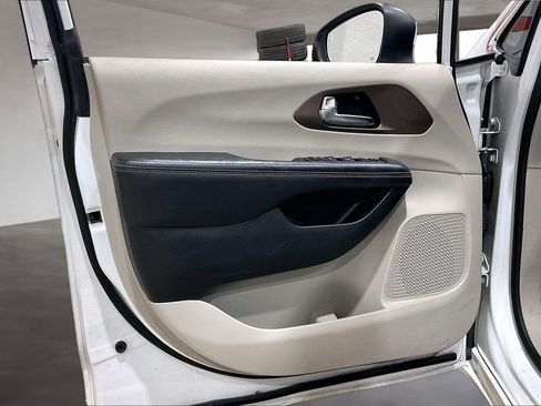 Used 2022 Chrysler Voyager LX image 22