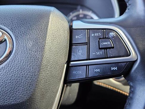 Used 2022 Toyota Highlander Bronze Edition image 14