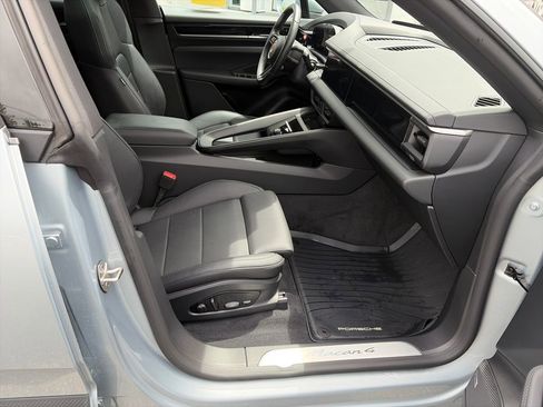 Used 2025 Porsche Macan 4 Electric AWD/4WD image 10