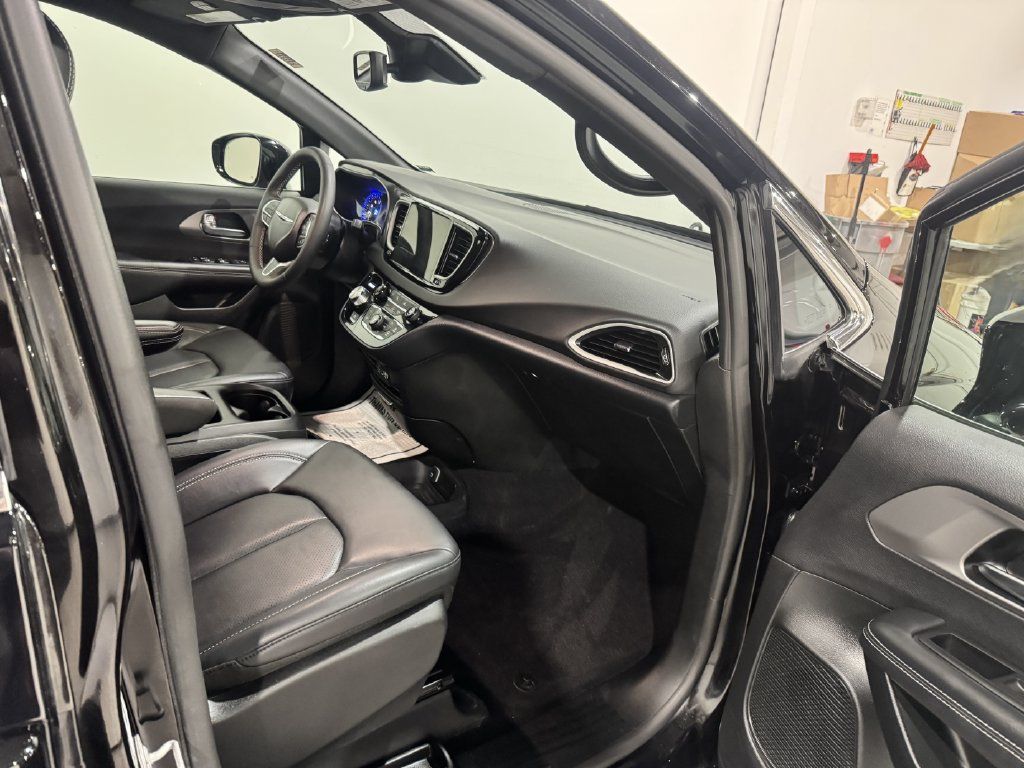 Used 2025 Chrysler Pacifica Select FWD image 24