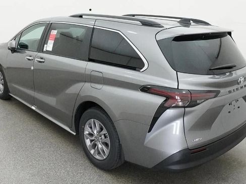 New 2026 Toyota Sienna XLE image 5