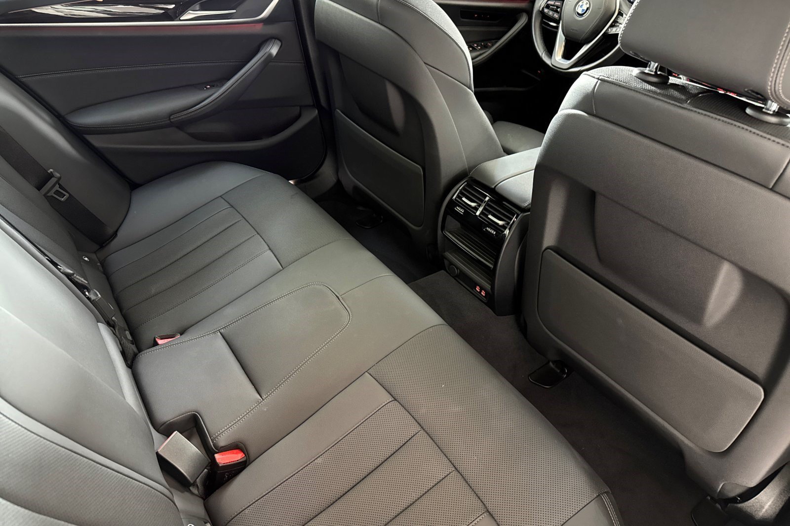 Used 2023 BMW 530i w/ Convenience Package RWD image 32