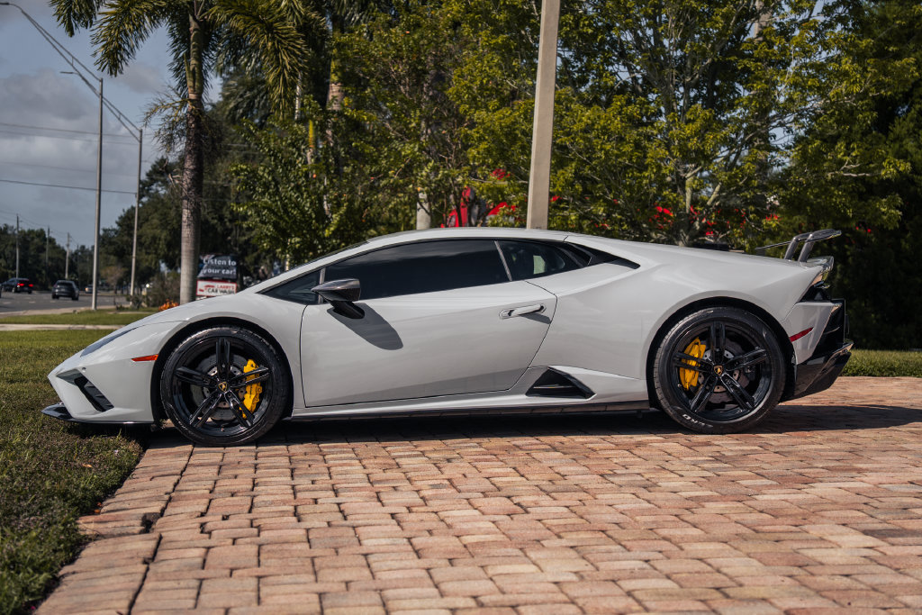 Used 2020 Lamborghini Huracan EVO RWD image 2