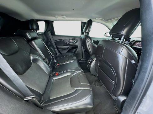 Used 2019 Jeep Cherokee Latitude Plus FWD image 18