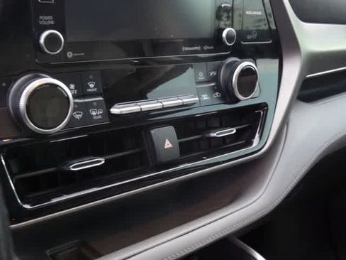 Used 2021 Toyota Highlander XLE FWD image 25