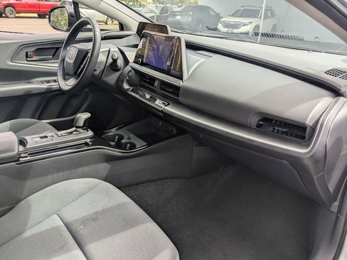 Used 2025 Toyota Prius LE FWD image 33