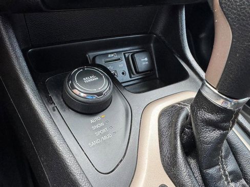 Used 2018 Jeep Cherokee Latitude w/ Altitude Package AWD/4WD image 18