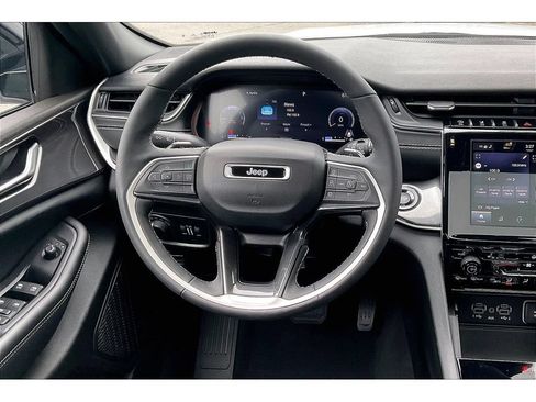 Used 2023 Jeep Grand Cherokee Altitude AWD/4WD image 5