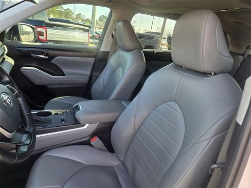 Used 2022 Toyota Highlander XLE image 11