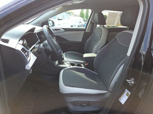 Used 2025 Volkswagen Taos SE image 9